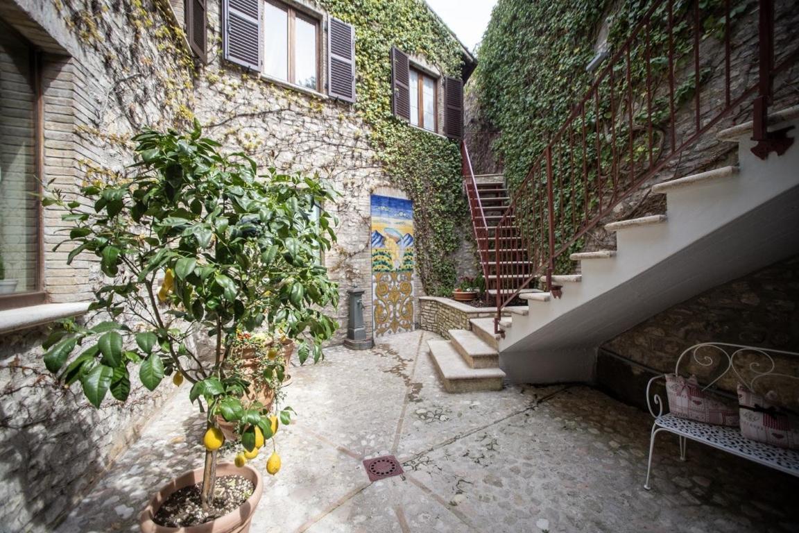 Domus Fontis Pescaia Hotel Spoleto Exterior photo